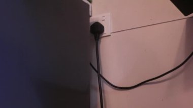 Müslüman Kadın Elektrikli Fırını Açtı - Düşük Açı.