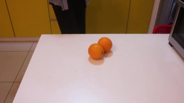 Etnik Kadın Portakalları Bir Masaya Yerleştiriyor.