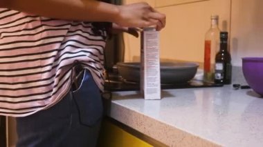 Etnik Kadın Tarafından Gözleme Karışımı Açılıyor - Yan Görünüm