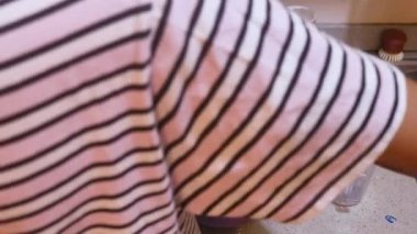 Etnik Kadın Yüksek Açı Krep Karıştırıyor