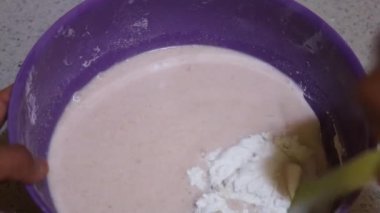 Etnik Kadın Krepi Karıştırıyor - En İyi Görünüm