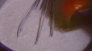 Etnik Kadın Tarafından Yumurtayla Karıştırılan Gözleme - Yakın plan.