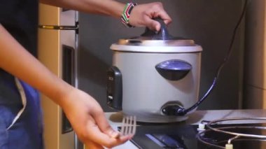 Pirinç Etnik Kadın Tarafından Kabartılıyor - Yan Görünüm.
