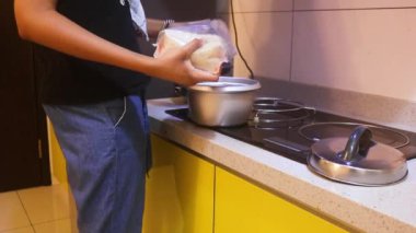Etnik Kadın Tarafından Çömleğe Pirinç Dökülüyor.