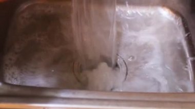 Sabunlu suyun lavaboya boşaltılması - Yakın çekim