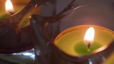 Masa İki Mum ile süsleniyor - Kapanış