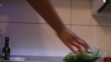  Sebzeler tezgahın üstüne yerleştiriliyor - Düşük Açı