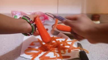 Sebzeler Etnik Kadın Tarafından Soyuluyor - Ön Görünüm.