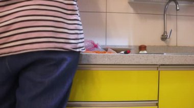  Etnik Kadın Sebzeleri Soyuyor - Düşük Açı