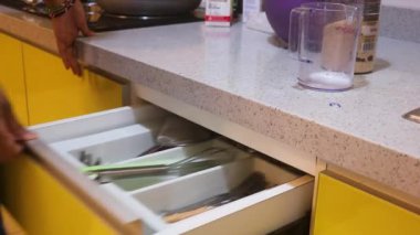 Çırpma ve Spatula Çekmeceden Alınıyor - Yan Görünüm.