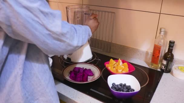 Frutas Colocadas Una Licuadora — Vídeo de stock