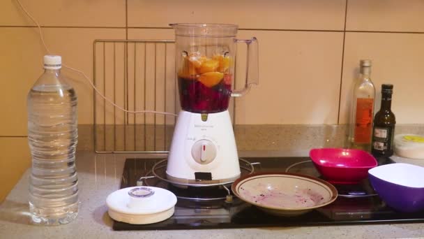 将水果放入搅拌机 — 图库视频影像
