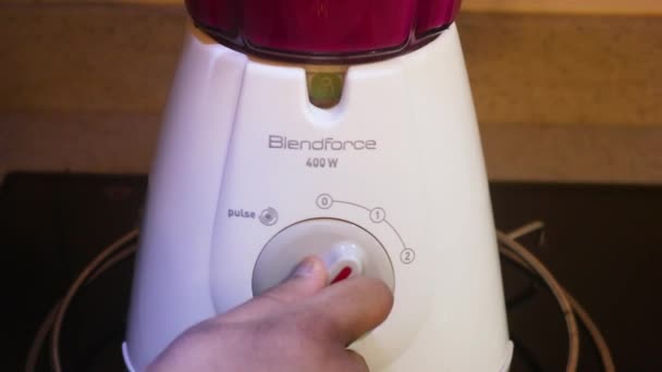 中速搅拌搅拌机中的水果 — 图库视频影像