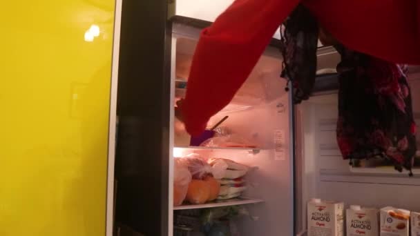 Musulmana Dama Rojo Cerrando Refrigerador Ángulo Bajo — Vídeos de Stock