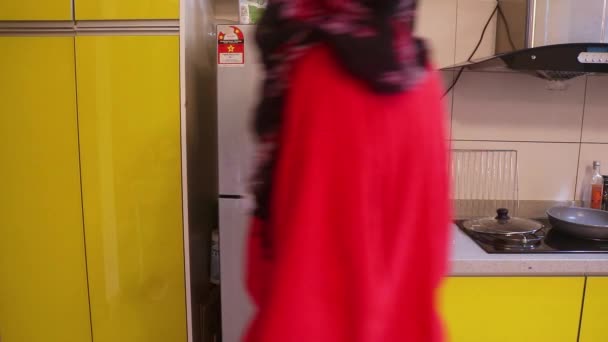 Lady Muçulmana Vermelho Olhando Para Uma Geladeira Tiro Médio — Vídeo de Stock