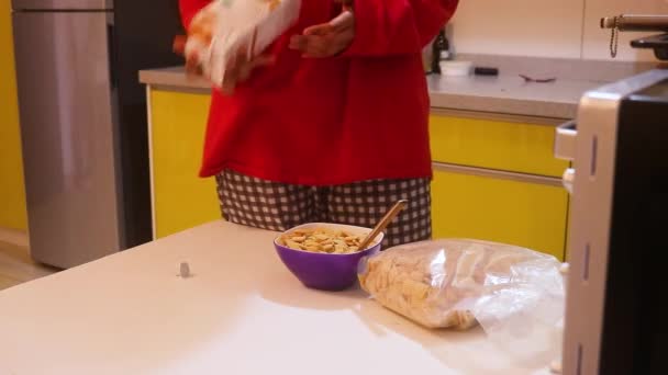 Muslim Lady Öffnet Eine Milchbox Für Müsli Seitenansicht — Stockvideo