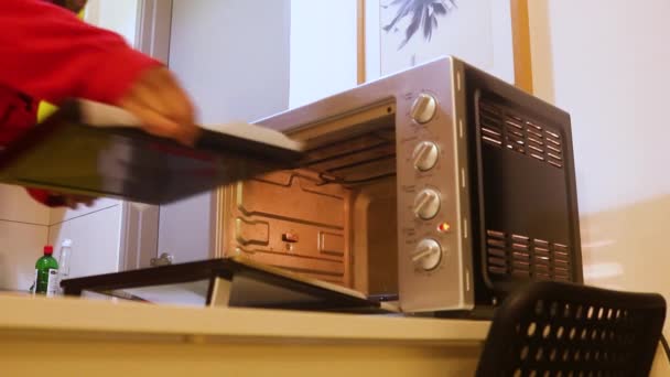 ミニオーブンに生ジャガイモを置くイスラム教徒の女性 低角度 — ストック動画