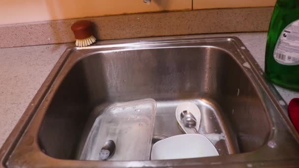 Muslim Lady Pouring Dishwashing Liquid Βρώμικα Πιάτα Front View — Αρχείο Βίντεο