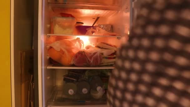 Muslimische Frau Nimmt Tüten Mit Früchten Aus Kühlschrank Nahaufnahme — Stockvideo