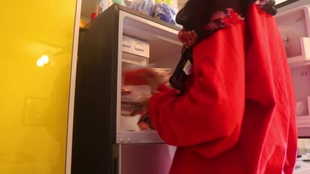 Senhora Muçulmana Tirando Peixes Congelador Ângulo Baixo — Vídeo de Stock