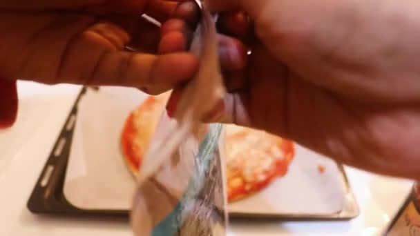 ムスリム女性がチーズ袋を開ける Closeup — ストック動画