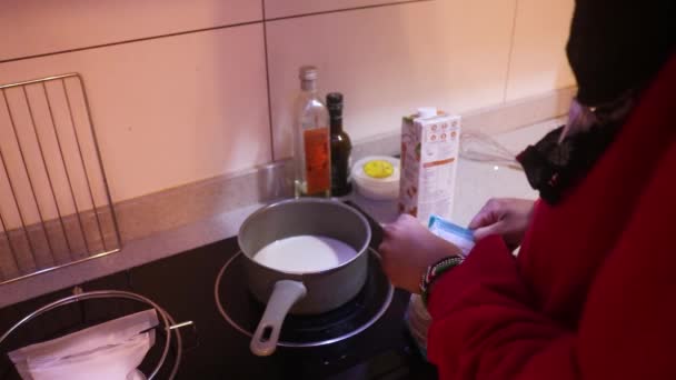 Mulher Muçulmana Colocando Molho Macarrão Ingrediente Pan — Vídeo de Stock