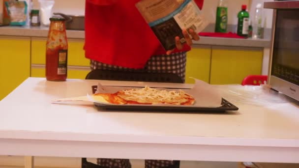 Muslimská Žena Umísťování Sýr Pizzu Základny Přední Pohled — Stock video