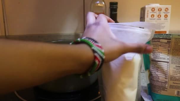 Mulher Muçulmana Colocando Molho Massas Ingredientes Pan Fechar — Vídeo de Stock