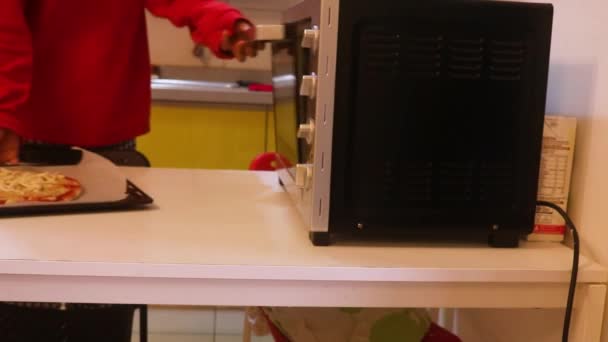 Mulher Muçulmana Colocando Pizza Mini Forno Vista Lateral — Vídeo de Stock