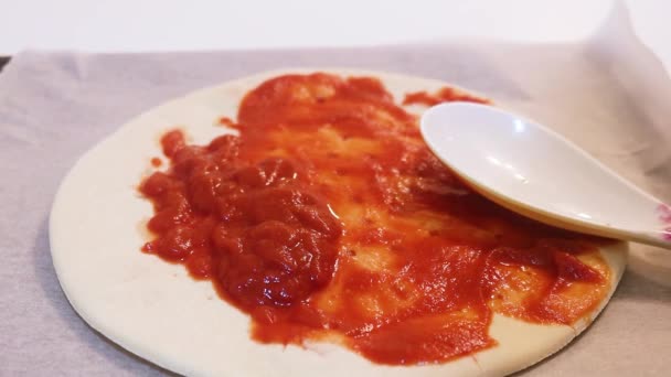 Mulher Muçulmana Colocando Molho Tomate Base Pizza Fechar — Vídeo de Stock
