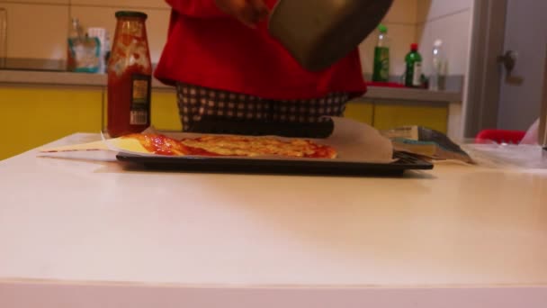 Mujer Musulmana Colocando Salsa Blanca Base Pizza Vista Frontal — Vídeos de Stock