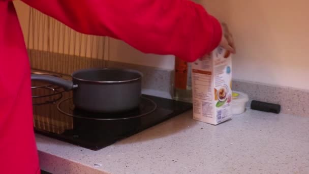 Mulher Muçulmana Preparando Molho Massas Ingredientes Vista Lateral — Vídeo de Stock