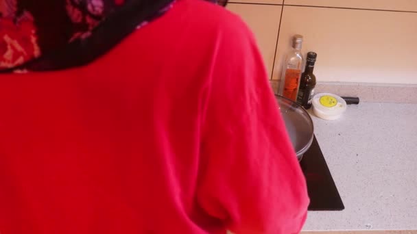 Mulher Muçulmana Montando Fogão Elétrico Ângulo Alto — Vídeo de Stock