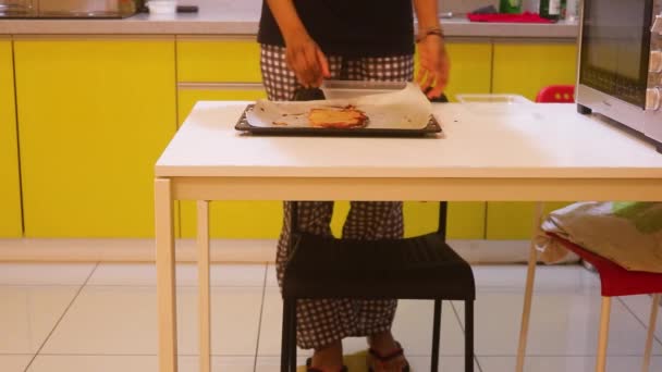 Muzułmanka Przechowująca Resztki Pizzy Pojemnika — Wideo stockowe