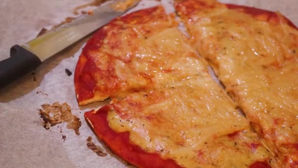 Μουσουλμάνα Γυναίκα Παίρνει Φέτες Πίτσα Από Τον Παναμά Closeup — Αρχείο Βίντεο