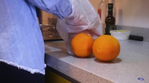 Sinaasappels Worden Verwijderd Door Etnische Vrouw Zijaanzicht — Stockvideo