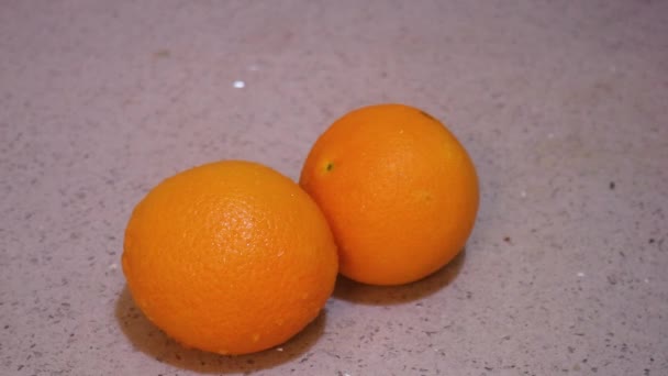被一名少数民族妇女清洗的橘子 — 图库视频影像