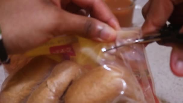 Pakiet Chleba Jest Otwarty Zbliżenie — Wideo stockowe
