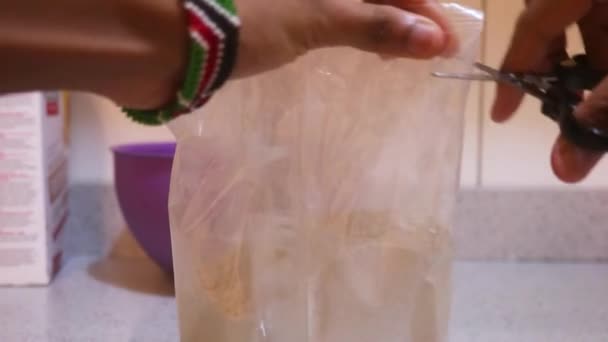 Pfannkuchenmischung Wird Von Ethnischer Frau Geöffnet Nahaufnahme — Stockvideo