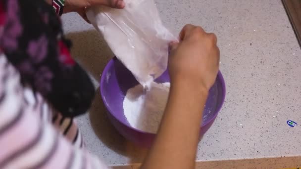 Pfannkuchenmischung Wird Von Ethnischer Frau Schüssel Gegossen Hoher Winkel — Stockvideo