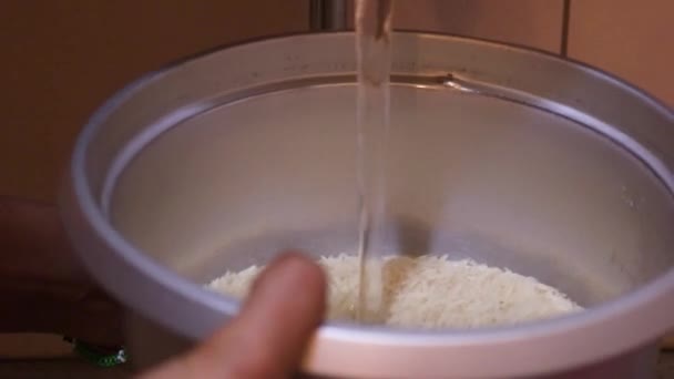 民族女性によるポットで洗米 Closeup — ストック動画