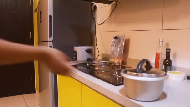 Cocinero Arroz Que Enciende Por Mujer Étnica Vista Lateral — Vídeos de Stock