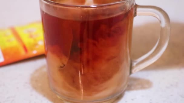 Çay Poşetleri Cam Bardakta Sütle Karıştırılıyor Yakın Plan — Stok video