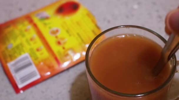 Çay Poşetleri Cam Bardakta Sütle Karıştırılıyor Üst Görünüm — Stok video