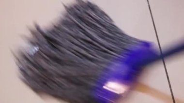 Mutfak zeminini paspaslayan genç kadın - Yakın plan