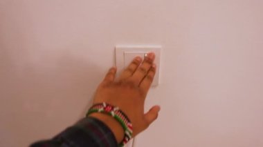 Adaptörün fişi bronzlaşmış bir el tarafından çekiliyor - POV