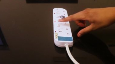 Adaptör Düğmeleri Bronzlaşmış El Tarafından Açılıyor