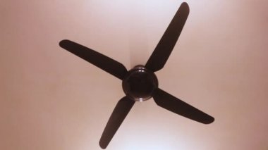  Elektrik Hayranı Daha Düşük Hızda Çalışıyor - Yakın Çekim.