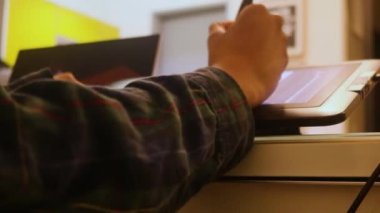 Kontrol Altındaki Etnik Kadın Tarafından Kullanılan Grafik Tableti