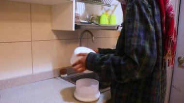 Nemlendirici Etnik Kadın tarafından suyla dolduruluyor - Geriye bakış.